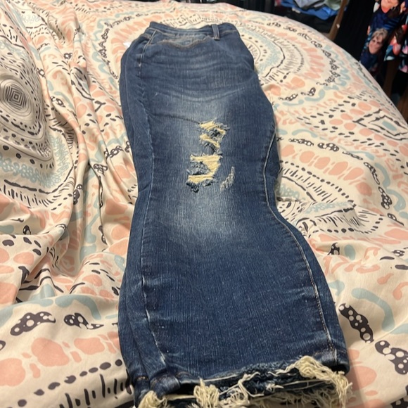 Judy Blue Mid Rise Jeans - Picture 2 of 6